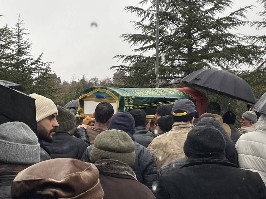 Antalya'daki feci kazada ölen Konyalı anne-kız gözyaşları içinde defnedildi 3